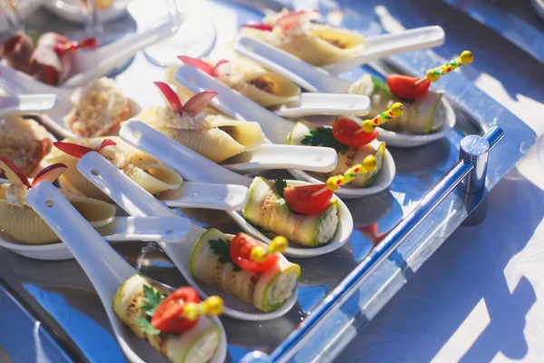 Mesa de banquete de catering lindamente decorada com comida diferente — Fotografia de Stock