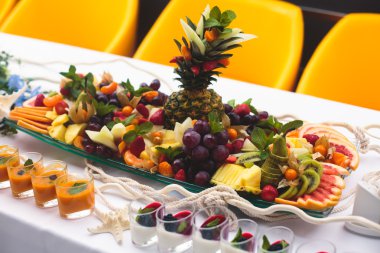 Güzel dekore edilmiş yemek sofrası, farklı yemekler.