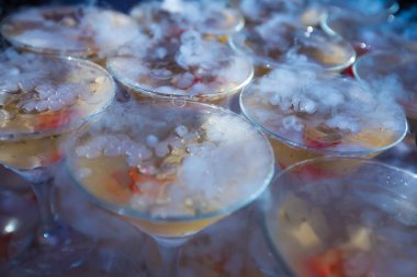 Alkol kokteyller ile dekore edilmiş catering buket düğün masada açık hava olay, bir açık hava partisi, martini, votka kabarcıkları ile ve diğer nane güzel satır satır farklı renkli hemen hemen