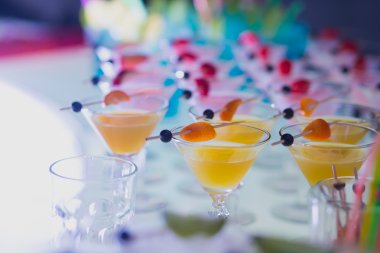 Alkol kokteyller ile dekore edilmiş catering buket düğün masada açık hava olay, bir açık hava partisi, martini, votka kabarcıkları ile ve diğer nane güzel satır satır farklı renkli hemen hemen