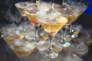 Alkol kokteyller ile dekore edilmiş catering buket düğün masada açık hava olay, bir açık hava partisi, martini, votka kabarcıkları ile ve diğer nane güzel satır satır farklı renkli hemen hemen