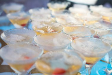 Alkol kokteyller ile dekore edilmiş catering buket düğün masada açık hava olay, bir açık hava partisi, martini, votka kabarcıkları ile ve diğer nane güzel satır satır farklı renkli hemen hemen