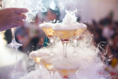 Alkol kokteyller ile dekore edilmiş catering buket düğün masada açık hava olay, bir açık hava partisi, martini, votka kabarcıkları ile ve diğer nane güzel satır satır farklı renkli hemen hemen