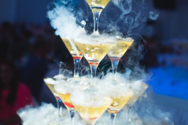 Alkol kokteyller ile dekore edilmiş catering buket düğün masada açık hava olay, bir açık hava partisi, martini, votka kabarcıkları ile ve diğer nane güzel satır satır farklı renkli hemen hemen