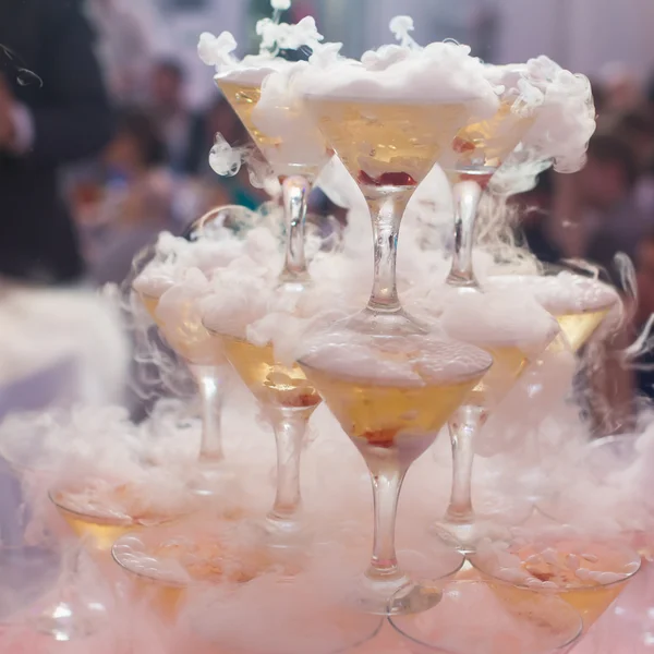 Beautiful row line of different colored alcohol cocktails with mint on a open air party, martini, vodka with bubbles,and others on decorated catering bouquet wedding table on open air event, in nigh — Stock Photo, Image