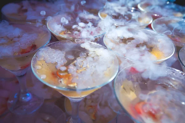 Szép sor vonal-ból különböző színes menta open air party, martini, vodka, buborékok, és mások a díszített önellátó csokor esküvői asztalra szabadtéri rendezvény, koktélok, közel — Stock Fotó