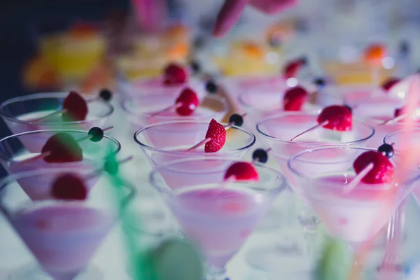 Hermosa línea de fila de cócteles de alcohol de diferentes colores con menta en una fiesta al aire libre, martini, vodka con burbujas, y otros en la mesa de bodas ramo de catering decorado en el evento al aire libre —  Fotos de Stock