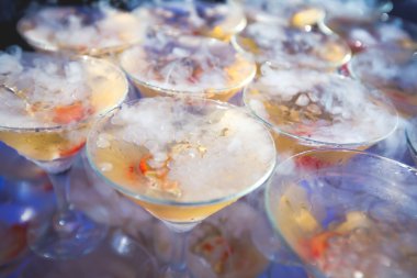 Güzel satır satır farklı renkli alkol kokteyller ile dekore edilmiş catering buket düğün masada açık hava olay üzerinde bir açık hava partisi, martini, votka kabarcıkları ile ve diğer nane