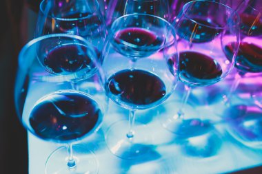 Güzel satır satır farklı renkli alkol kokteyller ile dekore edilmiş catering buket düğün masada açık hava olay üzerinde bir açık hava partisi, martini, votka kabarcıkları ile ve diğer nane