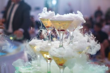 Güzel satır satır farklı renkli alkol kokteyller ile dekore edilmiş catering buket düğün masada açık hava olay üzerinde bir açık hava partisi, martini, votka kabarcıkları ile ve diğer nane