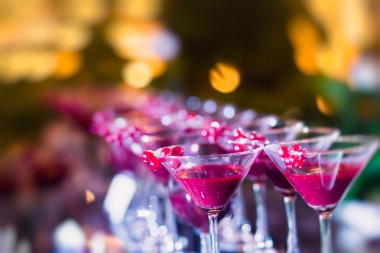 Güzel satır satır farklı renkli alkol kokteyller ile dekore edilmiş catering buket düğün masada açık hava olay üzerinde bir açık hava partisi, martini, votka kabarcıkları ile ve diğer nane