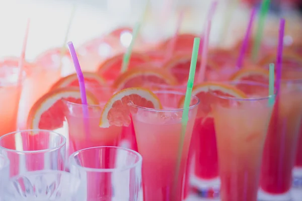 Schöne Reihe von verschiedenen farbigen Alkohol-Cocktails mit Minze auf einer Open-Air-Party, Martini, Wodka mit Blasen und andere auf dekorierten Catering-Strauß Hochzeitstisch auf Open-Air-Veranstaltung — Stockfoto