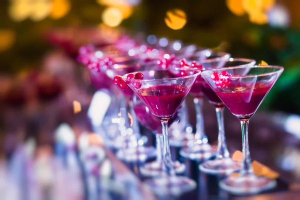 野外イベントで飾られたケータリング ブーケ結婚式のテーブルにオープンエア パーティー、マティーニ、ウォッカ、泡にミントと異なる色アルコール カクテルの美しい行 — ストック写真
