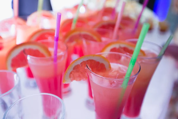 Bella linea fila di cocktail alcolici colorati diversi con menta su una festa all'aperto, martini, vodka con bolle, e altri sul tavolo da sposa decorato bouquet catering su evento all'aperto — Foto Stock