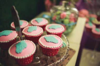 Çok renkli Ziyafet şeker çubuğu tatlı tablo ile çocukların doğum günü partisi ile çocuk farklı tatlı ile catering dekore edilmiş