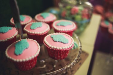 Çok renkli Ziyafet şeker çubuğu tatlı tablo ile çocukların doğum günü partisi ile çocuk farklı tatlı ile catering dekore edilmiş