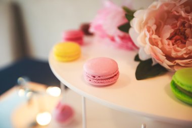 Çok renkli Ziyafet şeker çubuğu tatlı tablo ile çocukların doğum günü partisi ile çocuk farklı tatlı ile catering dekore edilmiş