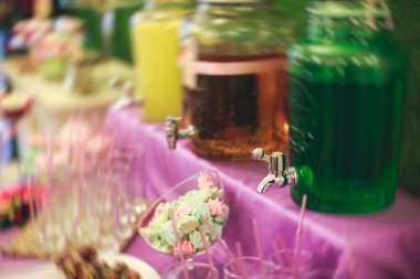 Çok renkli Ziyafet şeker çubuğu tatlı tablo ile çocukların doğum günü partisi ile çocuk farklı tatlı ile catering dekore edilmiş