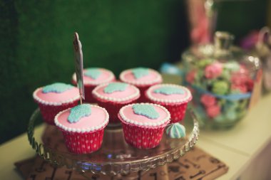 Çok renkli Ziyafet şeker çubuğu tatlı tablo ile çocukların doğum günü partisi ile çocuk farklı tatlı ile catering dekore edilmiş