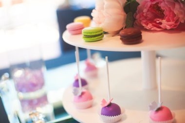 Çok renkli Ziyafet şeker çubuğu tatlı tablo ile çocukların doğum günü partisi ile çocuk farklı tatlı ile catering dekore edilmiş