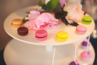 Çok renkli Ziyafet şeker çubuğu tatlı tablo ile çocukların doğum günü partisi ile çocuk farklı tatlı ile catering dekore edilmiş