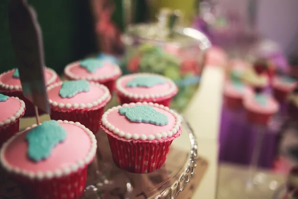 Maravilhosamente decorado banquete multicolorido catering com mesa de sobremesa de barra de doces com doce diferente na festa de aniversário de crianças com crianças ao redor — Fotografia de Stock