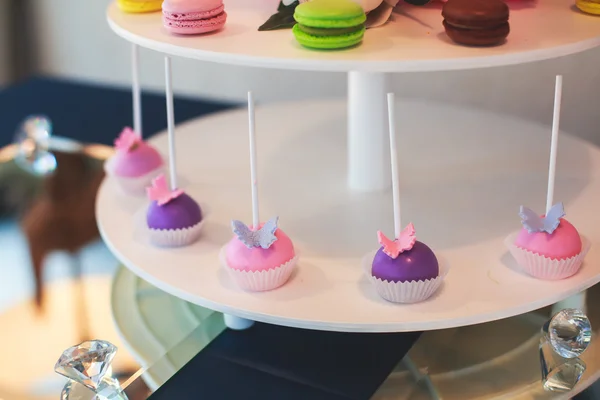 Magnifiquement décoré banquet multicolore traiteur avec bar à bonbons table de dessert avec différents doux sur les enfants fête d'anniversaire avec des enfants autour — Photo