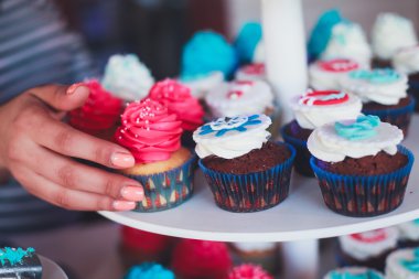 Çok renkli Ziyafet şeker çubuğu tatlı tablo ile çocukların doğum günü partisi ile çocuk farklı tatlı ile catering dekore edilmiş