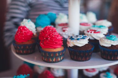 Çok renkli Ziyafet şeker çubuğu tatlı tablo ile çocukların doğum günü partisi ile çocuk farklı tatlı ile catering dekore edilmiş