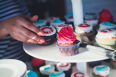 Çok renkli Ziyafet şeker çubuğu tatlı tablo ile çocukların doğum günü partisi ile çocuk farklı tatlı ile catering dekore edilmiş