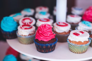 Çok renkli Ziyafet şeker çubuğu tatlı tablo ile çocukların doğum günü partisi ile çocuk farklı tatlı ile catering dekore edilmiş