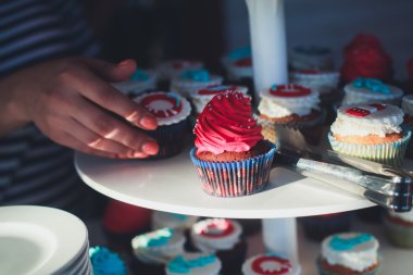 Çok renkli Ziyafet şeker çubuğu tatlı tablo ile çocukların doğum günü partisi ile çocuk farklı tatlı ile catering dekore edilmiş