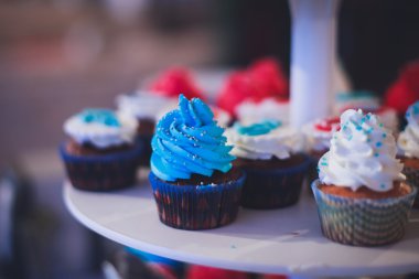Çok renkli Ziyafet şeker çubuğu tatlı tablo ile çocukların doğum günü partisi ile çocuk farklı tatlı ile catering dekore edilmiş