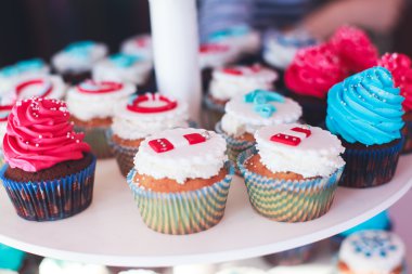 Çok renkli Ziyafet şeker çubuğu tatlı tablo ile çocukların doğum günü partisi ile çocuk farklı tatlı ile catering dekore edilmiş