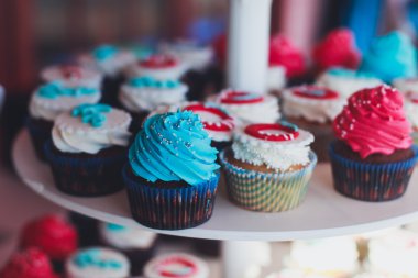 Çok renkli Ziyafet şeker çubuğu tatlı tablo ile çocukların doğum günü partisi ile çocuk farklı tatlı ile catering dekore edilmiş