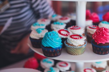 Çok renkli Ziyafet şeker çubuğu tatlı tablo ile çocukların doğum günü partisi ile çocuk farklı tatlı ile catering dekore edilmiş