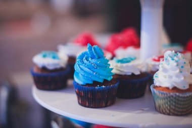 Çok renkli Ziyafet şeker çubuğu tatlı tablo ile çocukların doğum günü partisi ile çocuk farklı tatlı ile catering dekore edilmiş