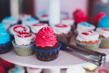 Çok renkli Ziyafet şeker çubuğu tatlı tablo ile çocukların doğum günü partisi ile çocuk farklı tatlı ile catering dekore edilmiş
