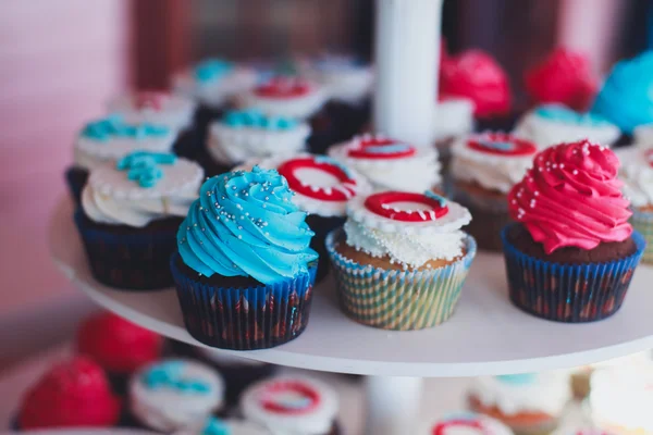 Çok renkli Ziyafet şeker çubuğu tatlı tablo ile çocukların doğum günü partisi ile çocuk farklı tatlı ile catering dekore edilmiş