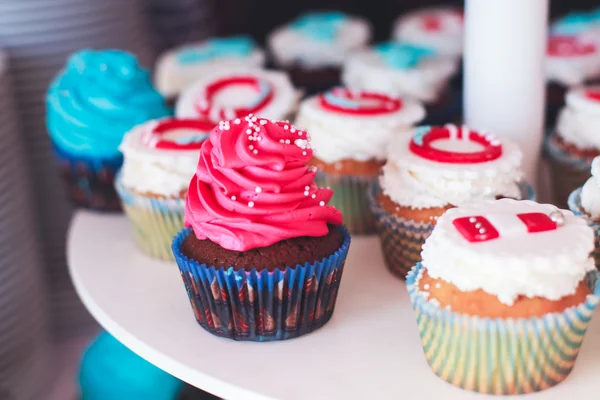 Çok renkli Ziyafet şeker çubuğu tatlı tablo ile çocukların doğum günü partisi ile çocuk farklı tatlı ile catering dekore edilmiş