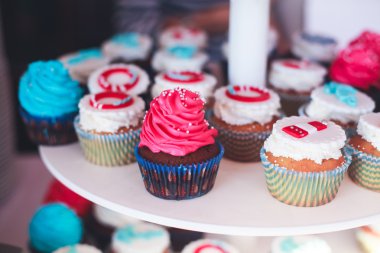 Çok renkli Ziyafet şeker çubuğu tatlı tablo ile çocukların doğum günü partisi ile çocuk farklı tatlı ile catering dekore edilmiş