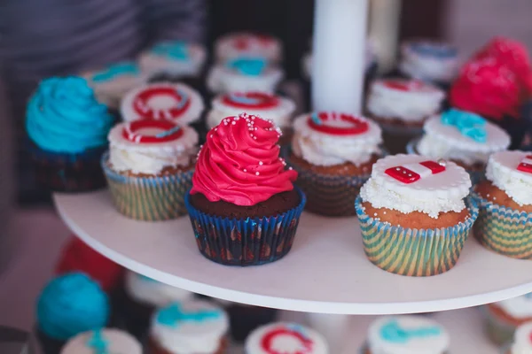 Maravilhosamente decorado banquete multicolorido catering com mesa de sobremesa de barra de doces com doce diferente na festa de aniversário de crianças com crianças ao redor — Fotografia de Stock