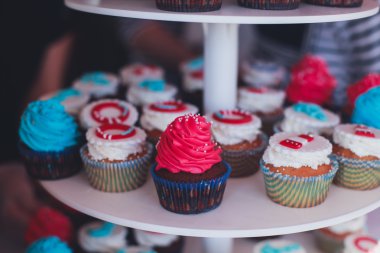 Çok renkli Ziyafet şeker çubuğu tatlı tablo ile çocukların doğum günü partisi ile çocuk farklı tatlı ile catering dekore edilmiş