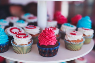 Çok renkli Ziyafet şeker çubuğu tatlı tablo ile çocukların doğum günü partisi ile çocuk farklı tatlı ile catering dekore edilmiş