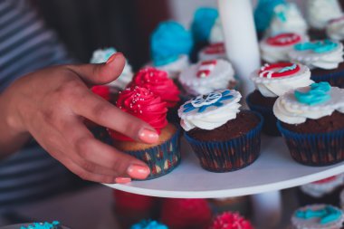 Çok renkli Ziyafet şeker çubuğu tatlı tablo ile çocukların doğum günü partisi ile çocuk farklı tatlı ile catering dekore edilmiş
