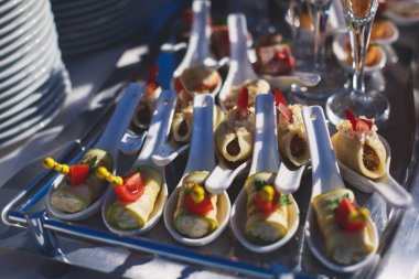 Güzel dekore edilmiş yemek sofrası, farklı yemekler.