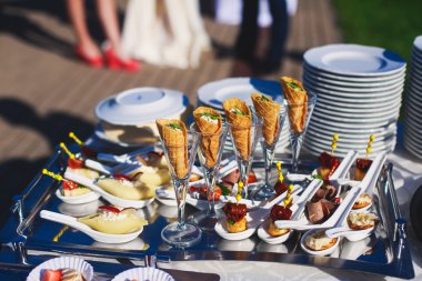 Güzel dekore edilmiş yemek sofrası, farklı yemekler.