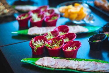 Güzel dekore edilmiş yemek sofrası, farklı yemekler.