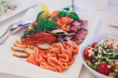 Güzel dekore edilmiş yemek sofrası, farklı yemekler.