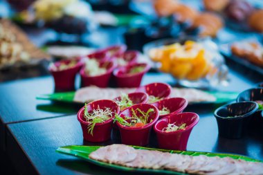 Güzel dekore edilmiş yemek sofrası, farklı yemekler.